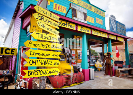 SELIGMAN, Arizona, USA - Mai 1, 2016: Bunte Route 66 Dekorationen in Seligman Historic District. Seligman war auf der ursprünglichen US-Route 66 bis ich Stockfoto