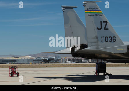 F-15 Cs vom 122 Fighter Squadron der 159 Fighter Wing, Naval Air Station gemeinsame Reserve Base New Orleans, Louisiana, Land an gowen Field, Boise, Idaho am 13. Juli 2018. Die 122 FS ist in Boise unähnlich Air Combat Training mit den 190 Fighter Squadron der A-10 Thunderbolt IIs ausführen. (U.S. Air National Guard Foto von Master Sgt. Joshua C. Allmaras) Stockfoto