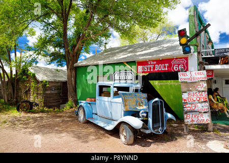 SELIGMAN, Arizona, USA - Mai 1, 2016: Bunte Route 66 Dekorationen in Seligman Historic District. Seligman war auf der ursprünglichen US-Route 66 bis ich Stockfoto