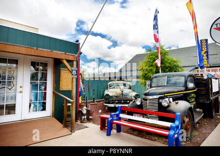 SELIGMAN, Arizona, USA - Mai 1, 2016: Bunte Route 66 Dekorationen in Seligman Historic District. Seligman war auf der ursprünglichen US-Route 66 bis ich Stockfoto