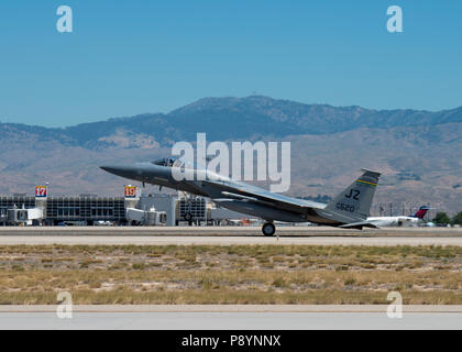 F-15 Cs vom 122 Fighter Squadron der 159 Fighter Wing, Naval Air Station gemeinsame Reserve Base New Orleans, Louisiana, Land an gowen Field, Boise, Idaho am 13. Juli 2018. Die 122 FS ist in Boise unähnlich Air Combat Training mit den 190 Fighter Squadron der A-10 Thunderbolt IIs ausführen. (U.S. Air National Guard Foto von Master Sgt. Joshua C. Allmaras) Stockfoto