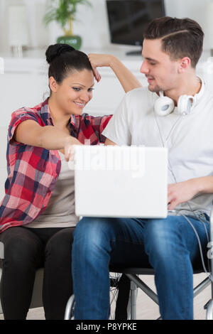 Behinderte Menschen beobachten Film auf Laptop mit seiner Freundin Stockfoto