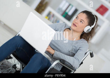 behinderte Frau, die im Web Surfen Stockfoto