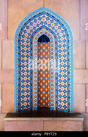 Fliesen- Sitzecke im Sultan Qaboos Grand Mosque in Maskat, Oman, Stockfoto