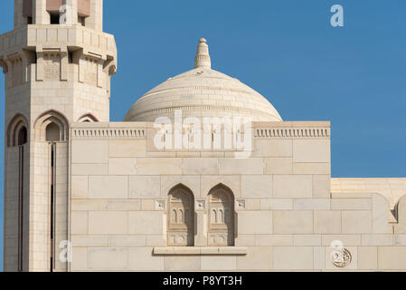 In der Nähe von Außenwänden, Minarett und Kuppel bei Sultan Qaboos Grand Mosque, in Maskat, Oman, Stockfoto