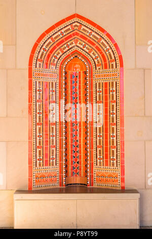 Fliesen- Sitzecke im Sultan Qaboos Grand Mosque in Maskat, Oman, Stockfoto