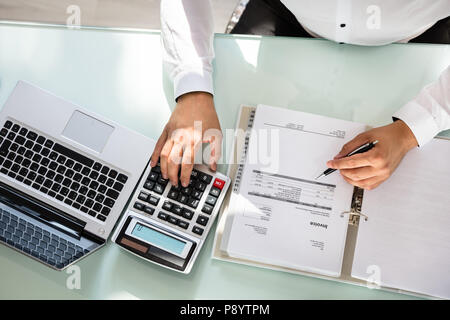 Hohe Betrachtungswinkel der Kaufmann hand Berechnung Bill im Büro Stockfoto