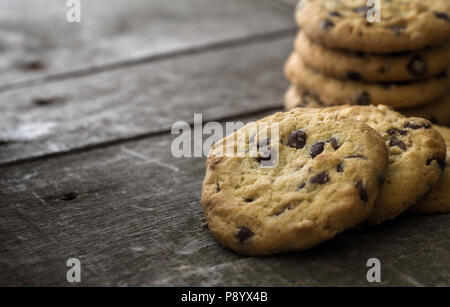 Abgerundet Schokolade Cookies auf natürliche alten Schreibtisch. Stockfoto