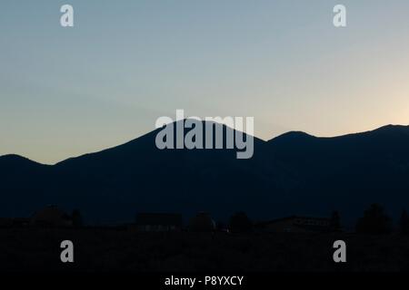 Sonnenaufgang über Taos Mountain in der Sangre de Cristo Bergkette in Taos New Mexico Stockfoto