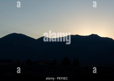 Sonnenaufgang über Taos Mountain in der Sangre de Cristo Bergkette in Taos New Mexico Stockfoto