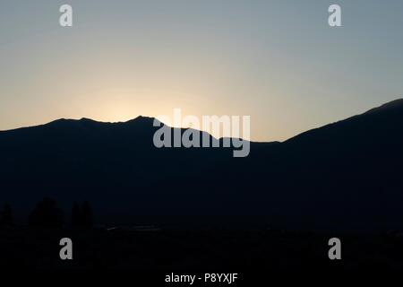 Sonnenaufgang über Taos Mountain in der Sangre de Cristo Bergkette in Taos New Mexico Stockfoto