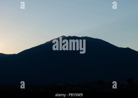 Sonnenaufgang über Taos Mountain in der Sangre de Cristo Bergkette in Taos New Mexico Stockfoto