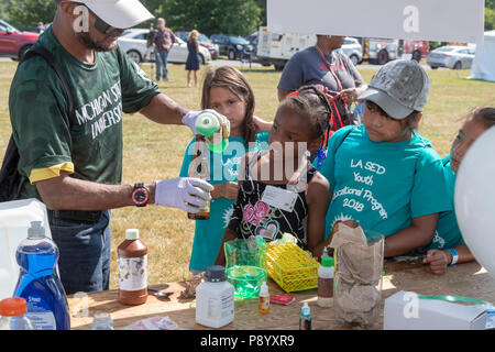 Detroit, Michigan - Michigan State University instructor Macht liquid Zahnpasta, manchmal auch Elefanten Zahnpasta, bei der Metro Detroit Tag der Jugend. Stockfoto