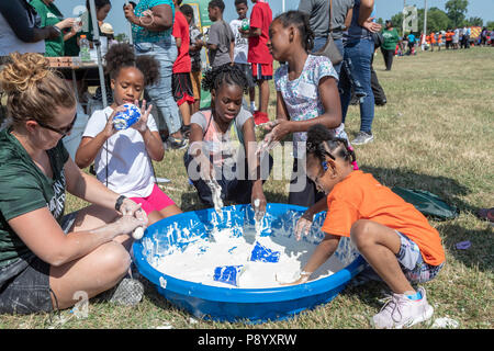 Detroit, Michigan - Kinder mit oobleck (Maisstärke und Wasser) an der Michigan State University stand während der Metro Detroit Tag der Jugend spielen. Tausende o Stockfoto