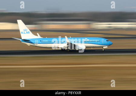 Berlin, Deutschland, Boeing 737 der Fluggesellschaft KLM auf der Landebahn des Flughafens Berlin-Tegel. Stockfoto