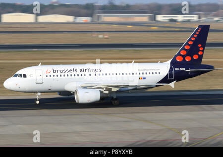 Berlin, Deutschland, Airbus A319 der Fluggesellschaft Brussels Airlines auf dem Vorfeld des Flughafens Berlin-Tegel. Stockfoto