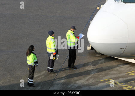 Berlin, Deutschland, Rampe Agenten Kontrolle ein Flugzeug auf dem Vorfeld des Flughafens Berlin-Tegel. Stockfoto