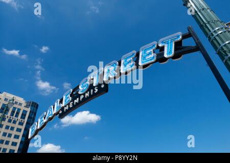 Neon Schild am Eingang zur Beale Street, der Heimat des Blues in Memphis, Tennessee Stockfoto