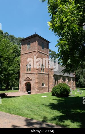 Restaurierte St. Luke's Kirche in Smithfield Virginia ist ein eingetragenes nationales historisches Wahrzeichen. Die ursprüngliche Gemeinde stammt aus dem Jahre 1629. Die Kirche war ursprünglich 1682 gebaut Stockfoto