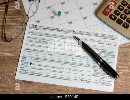 Form 1040 Vereinfachte ermöglicht die Einreichung von Steuern auf Postkarte Stockfoto