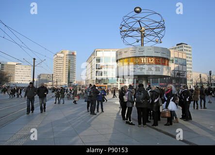 Berlin, Deutschland, Menschen am Alexanderplatz an der Weltzeituhr Stockfoto