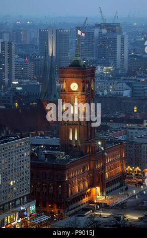 Berlin, Deutschland, das Rote Rathaus am Abend Stockfoto