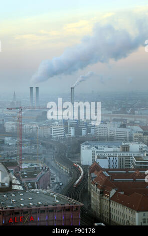 Berlin, Deutschland, rauchenden Schornsteine des Heizkraftwerkes Berlin-Mitte Stockfoto