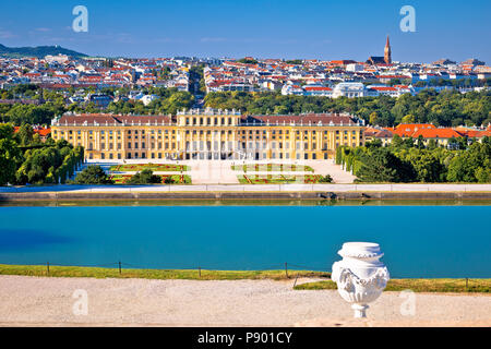 Wiener Stadtbild von Gloriette Aussichtspunkt über Schlossberg mit Blick auf die Burg, der Hauptstadt von Österreich Stockfoto