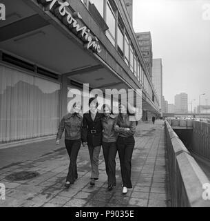 Berlin, DDR, junge Menschen tragen die neuesten Herbst Mode in der Stadt Stockfoto