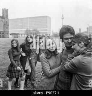 Berlin, DDR, junge Menschen tragen die neuesten Sommer Mode in der Stadt Stockfoto