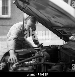 Berlin, DDR, Automechaniker Reparaturen den Motor eines Wartburg Stockfoto