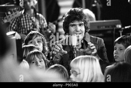 Berlin, DDR, Musiker Frank Schoebel singt mit Kinder Gruppe Songs des Datensatzes Komm, wir malen eine Sonne Stockfoto