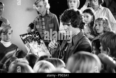 Berlin, DDR, Musiker Frank Schoebel singt mit Kinder Gruppe Songs des Datensatzes Komm, wir malen eine Sonne Stockfoto