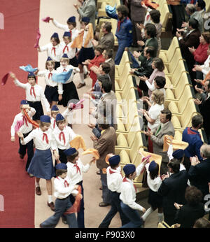 Berlin, DDR, Thälmann Pioniere bei der Eröffnung des x-ten Parlament der FDJ im Palast der Republik, Großer Saal Stockfoto