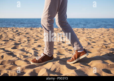 Schließen Sie herauf Bild des Menschen allein Sandstrand mit blauen Meer und den weißen Sand Stockfoto