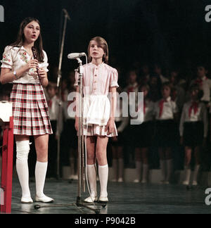 Berlin, DDR, Mädchen machen Musik bei der Eröffnung des x-ten Parlament der FDJ im Palast der Republik Stockfoto