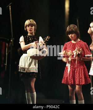 Berlin, DDR, Mädchen machen Musik bei der Eröffnung des x-ten Parlament der FDJ im Palast der Republik Stockfoto