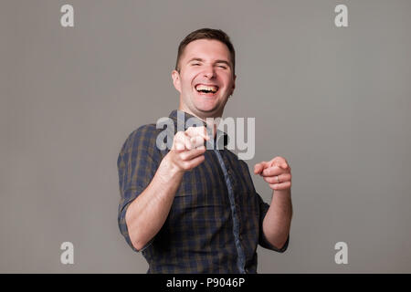 Schön aufgeregt europäischen jungen Mann lächelnd Pointing Finger auf Sie. Stockfoto