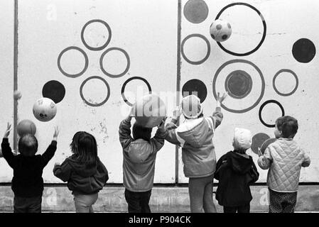 Berlin, DDR, Jungen werfen Baelle in einer Kindertagesstätte gegen eine Torwand Stockfoto