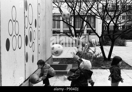 Berlin, DDR, Jungen werfen Baelle in einer Kindertagesstätte gegen eine Torwand Stockfoto