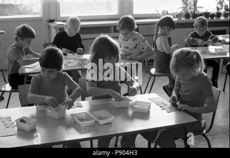 Berlin, DDR, Kinder im Vorschulalter arbeiten im Garten im Garten