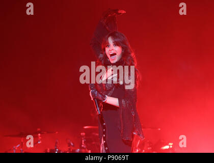 Amercian-Cuban Sängerin Camila Cabello durchführen bei O2 Brixton Academy in London als Teil von ihr nie die gleiche Tour werden am Dienstag, 12. Juni 2018 (Fotos von Ian Denergieanlagen/wann Mit): Camila Cabello Wo: London, Großbritannien Wann: 12 Jun 2018 Credit: WENN.com Stockfoto