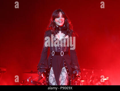 Amercian-Cuban Sängerin Camila Cabello durchführen bei O2 Brixton Academy in London als Teil von ihr nie die gleiche Tour werden am Dienstag, 12. Juni 2018 (Fotos von Ian Denergieanlagen/wann Mit): Camila Cabello Wo: London, Großbritannien Wann: 12 Jun 2018 Credit: WENN.com Stockfoto