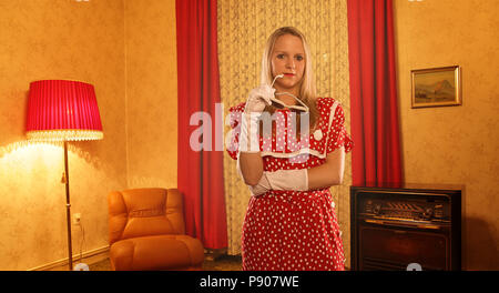 Retro junge blonde Vintage 60er 70er 80er Mädchen im roten Kleid alte Stockfoto