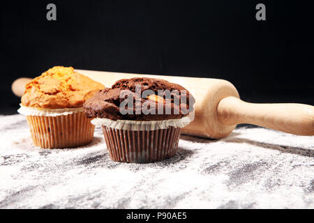 Chocolate Muffin und Mutter Muffin, hausgemachte Backwaren auf dunklem Hintergrund Stockfoto