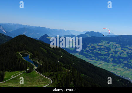 Österreich: Gleitschirmfliegen rund um'S pieljoch' Berg über Hochfügen in Tirol Stockfoto