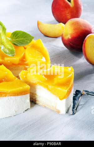 Käsekuchen mit peache. Hausgemachte Sahnetorte mit Pfirsichen. Stockfoto