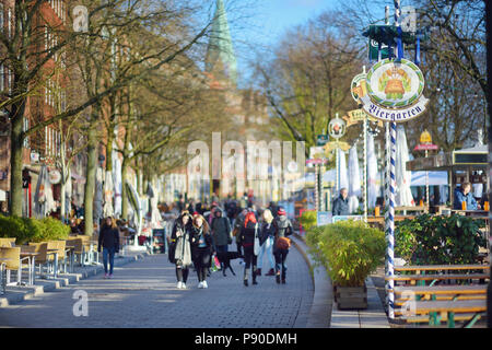 BREMEN, Deutschland - 23 März 2016: Embarktment der Weser in Bremen ist bei Touristen sehr beliebt. Viele Geschäfte und Restaurants können dort gefunden werden. Stockfoto