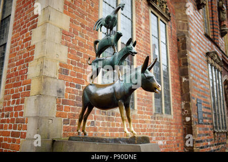 Berühmte Statue im Zentrum von Bremen, der Darstellung der Esel, Hund, Katze und Hahn aus bekannten Märchen der Gebrüder Grimm die Bremer Stadtmusikanten Stockfoto