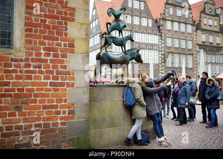 BREMEN, Deutschland - 23 März 2016: Touristen, die Bilder von sich selbst durch die berühmte Statue im Zentrum von Bremen, der Darstellung der Esel, Hund, Katze und Stockfoto